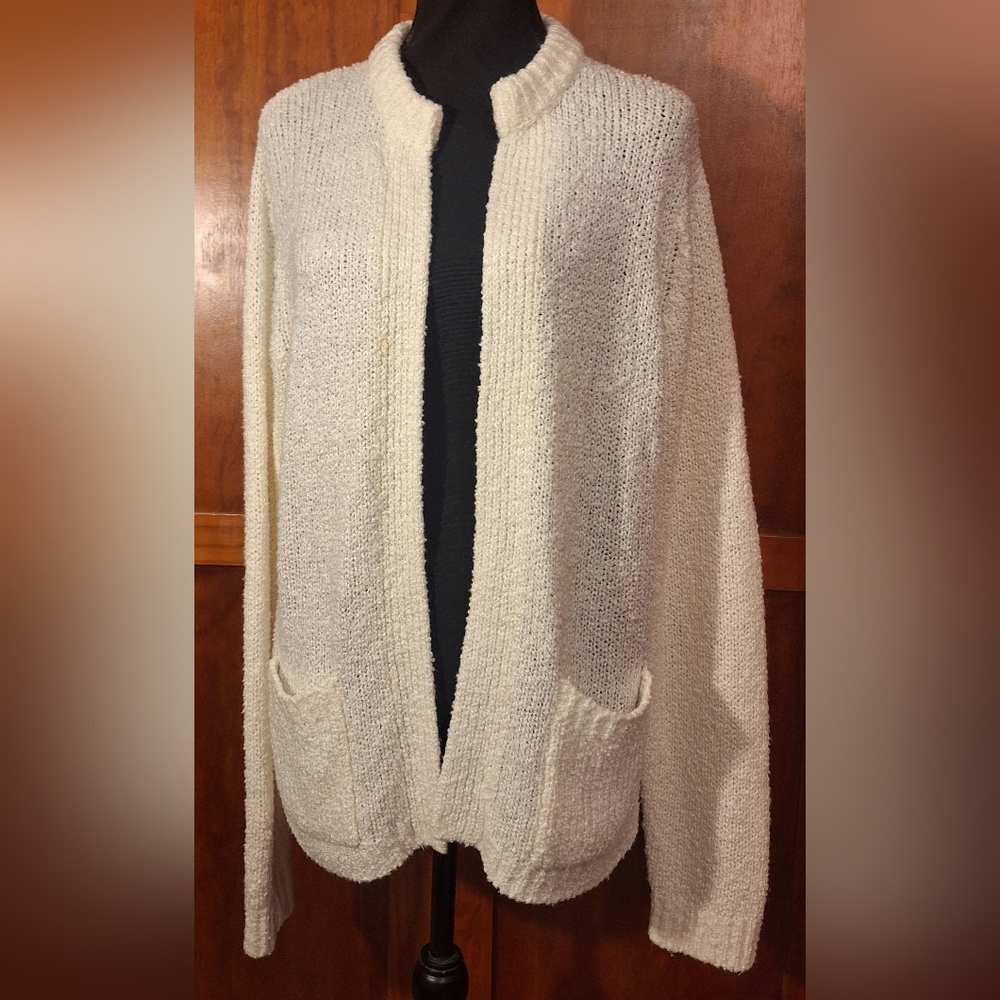 🕊CLASSIC FASHIONS sweater. Ivory color. Size L